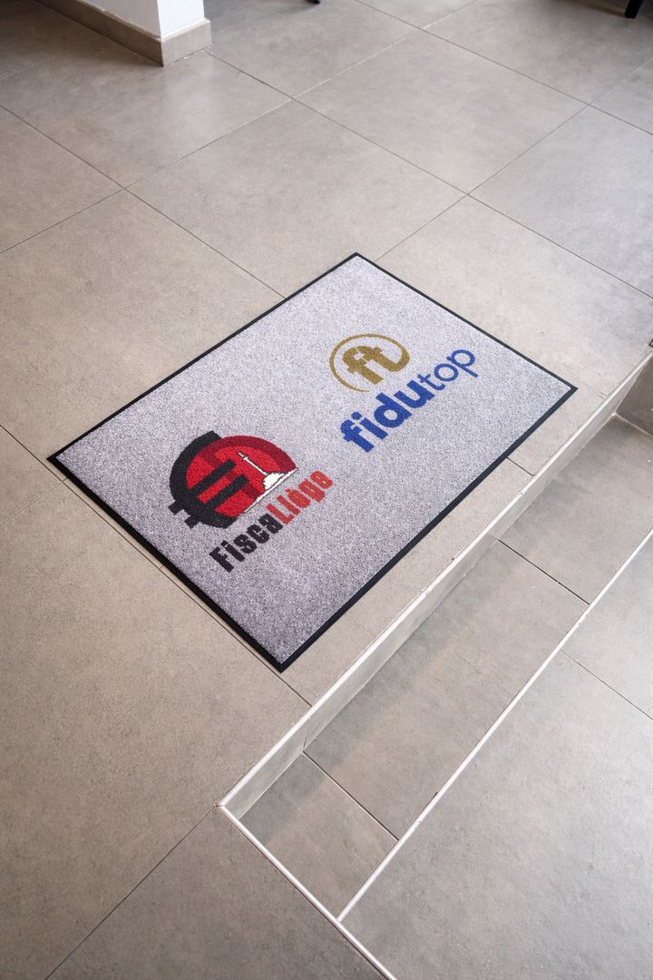 Tapis d'entrée aux logos de FiscaLiège et Fidutop