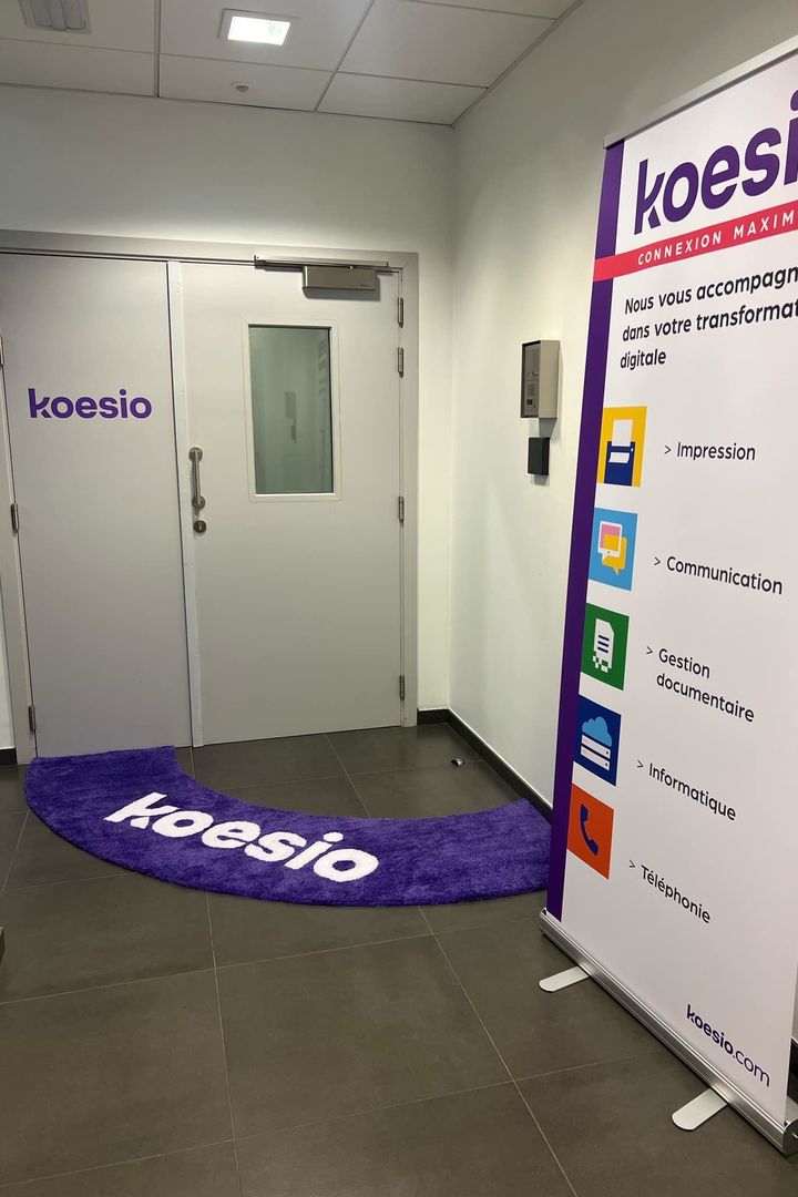 Tapis d'accueil courbé au logo de Koesio