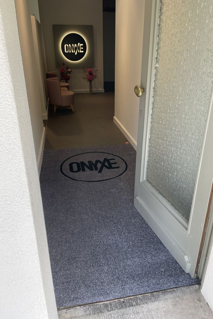 Tapis d'entrée sur mesure au logo d'Onyxe