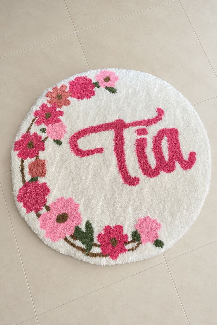 Tapis rond personnalisé au prénom Tia, avec une couronne de fleurs