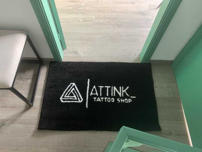 Attink à Aubel décore son studio avec un tapis personnalisé